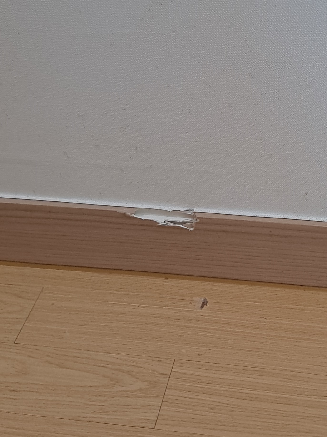 오산 세교데시앙포레 걸레받이 찍힘과 필름 파손 수리 전