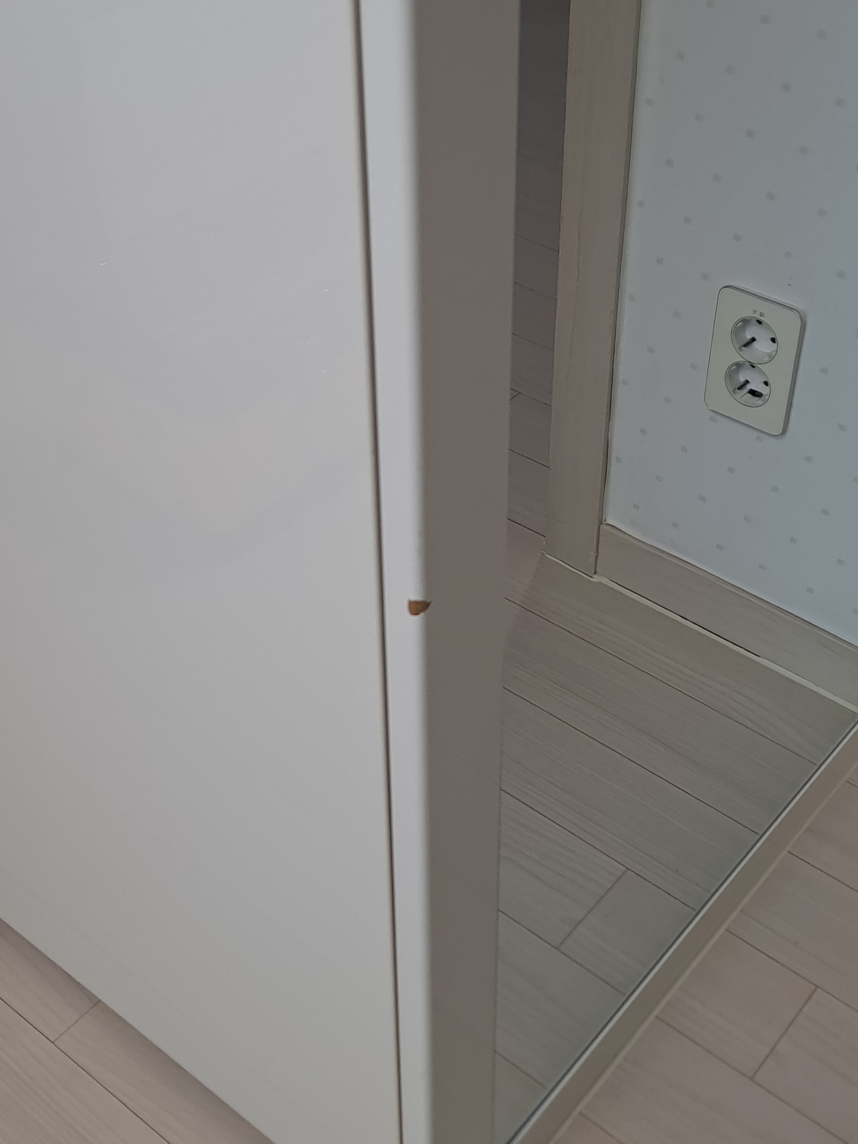 남양주 다산리버펠리체2단지 붙박이장 찍힘과 필름 벗겨짐 복원 전